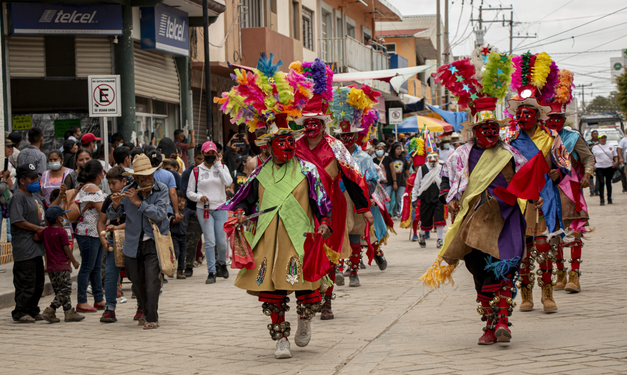 Guerreros del sol, los Chilolos de Juxtlahuaca; el sincretismo de lo indígena y lo español Guerreros del sol, los Chilolos de Juxtlahuaca; el sincretismo de lo indígena y lo español