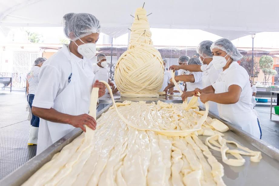Reyes Etla logra el record del quesillo más grande del mundo - Crónica de  Oaxaca